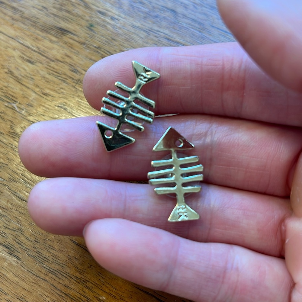 RK Jewelry Fishbone Earring Studs - NEW & never worn